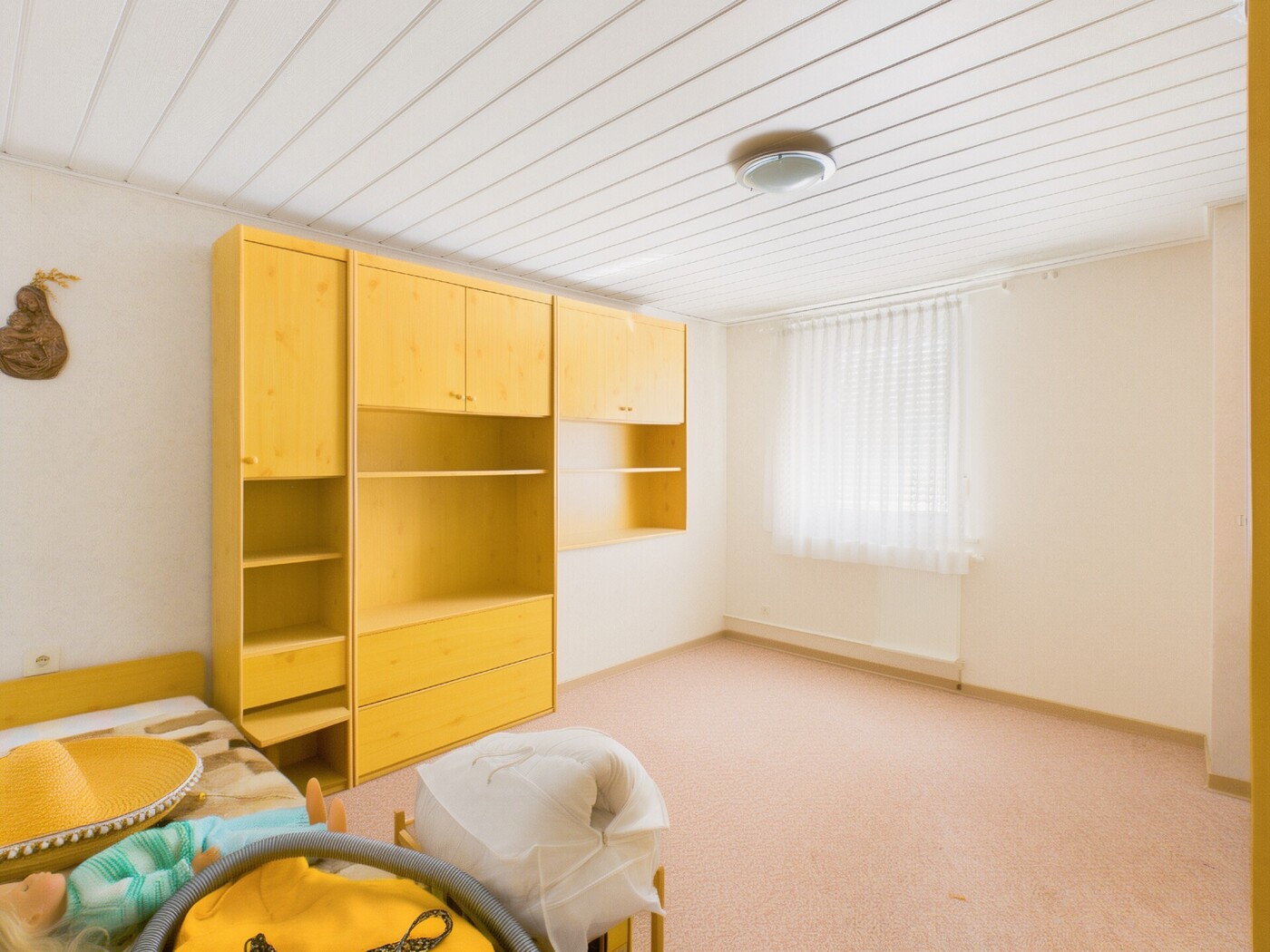 Schlafzimmer (mit KI aufgeräumt)