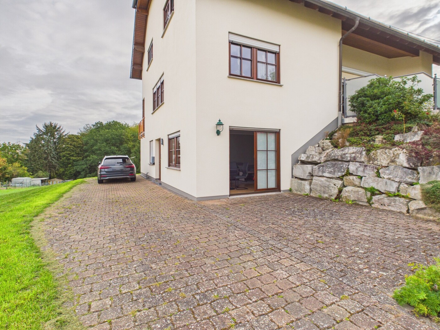 Außenbereich mit Terrasse