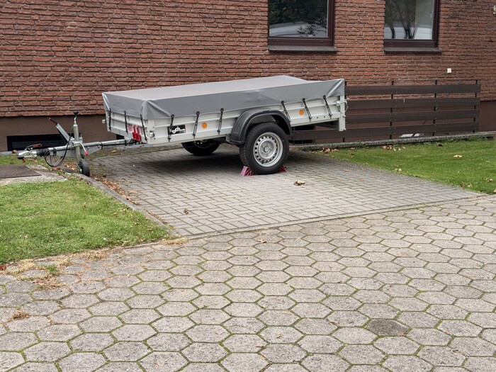 Stellplatz und Kellereingang