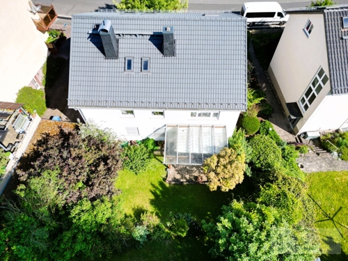 Hausansicht mit Garten