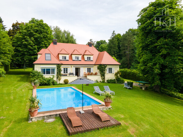 Villa mit Terrasse und Pool