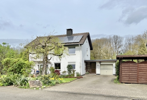 Hausansicht + Einfahrt