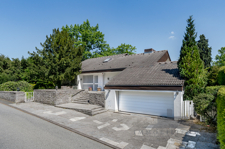 Außenansicht mit Garage