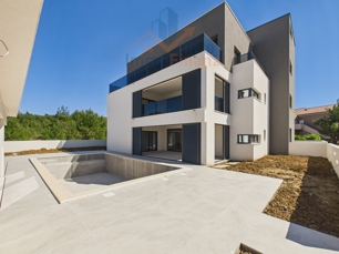 Außenbereich mit Pool