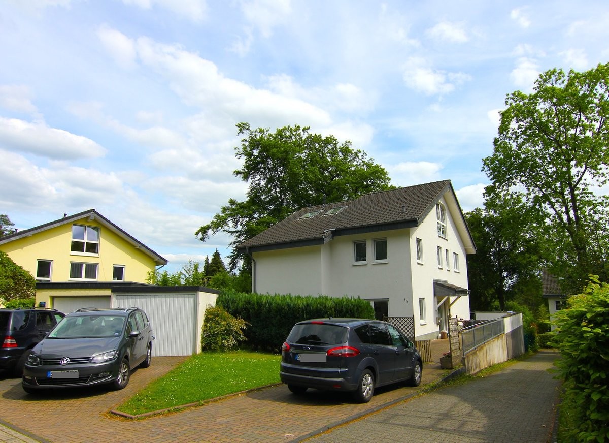 Ansicht mit Garage