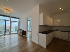 Wohnzimmer mit offener Küche