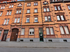 Historische Backsteinfassade im Sonnenlicht (1)