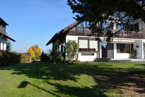 Garten mit Blick aufs Haus