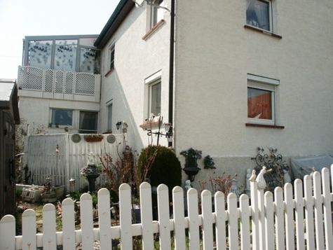 ..mit Terrasse und Gartenteil