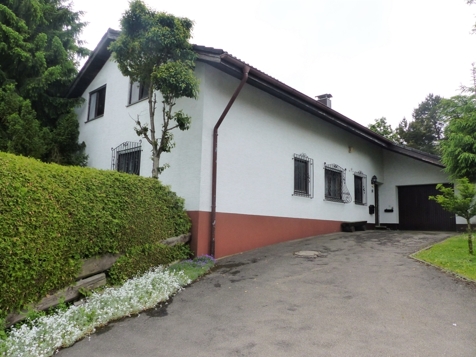 Nord-Ost-Ansicht mit Garage