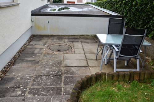 Sitzplatz hinter Garage