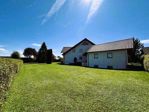 Garten mit Garagerück 