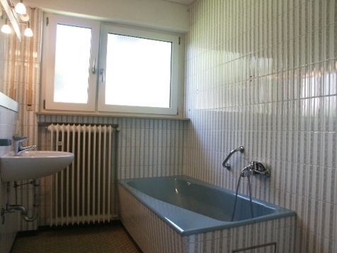Bad mit Wanne...