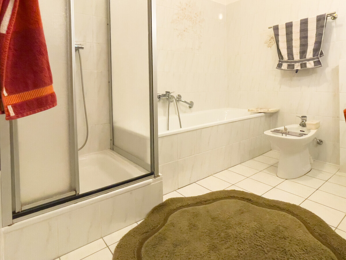Bad mit Dusche & Wanne