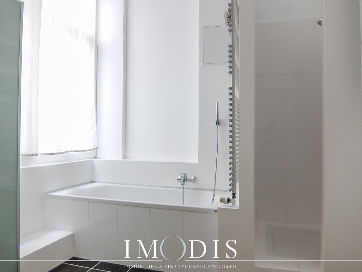 Bad der Wohnung mit Wanne & Dusche