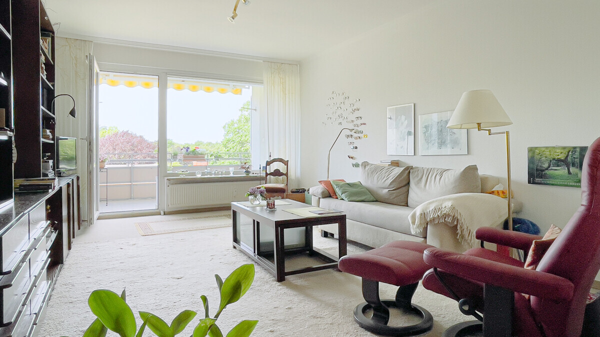 Wohnzimmer mit Balkon