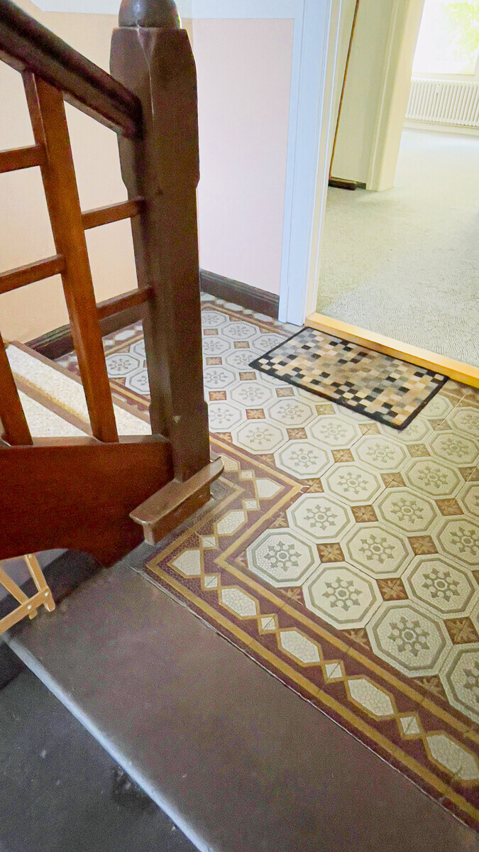 Alte Mosaikfliesen im Treppenhaus