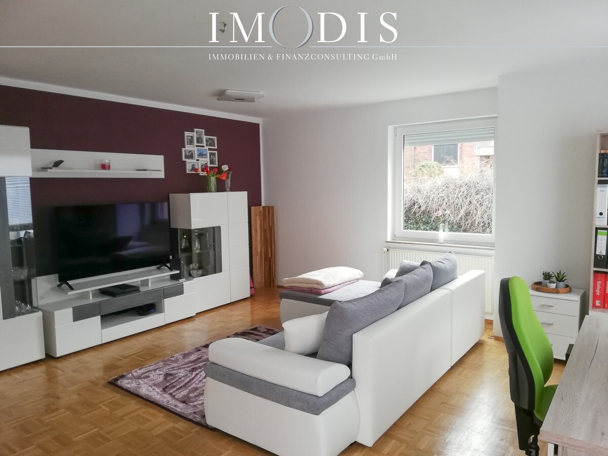 Wohnzimmer mit Parkettboden