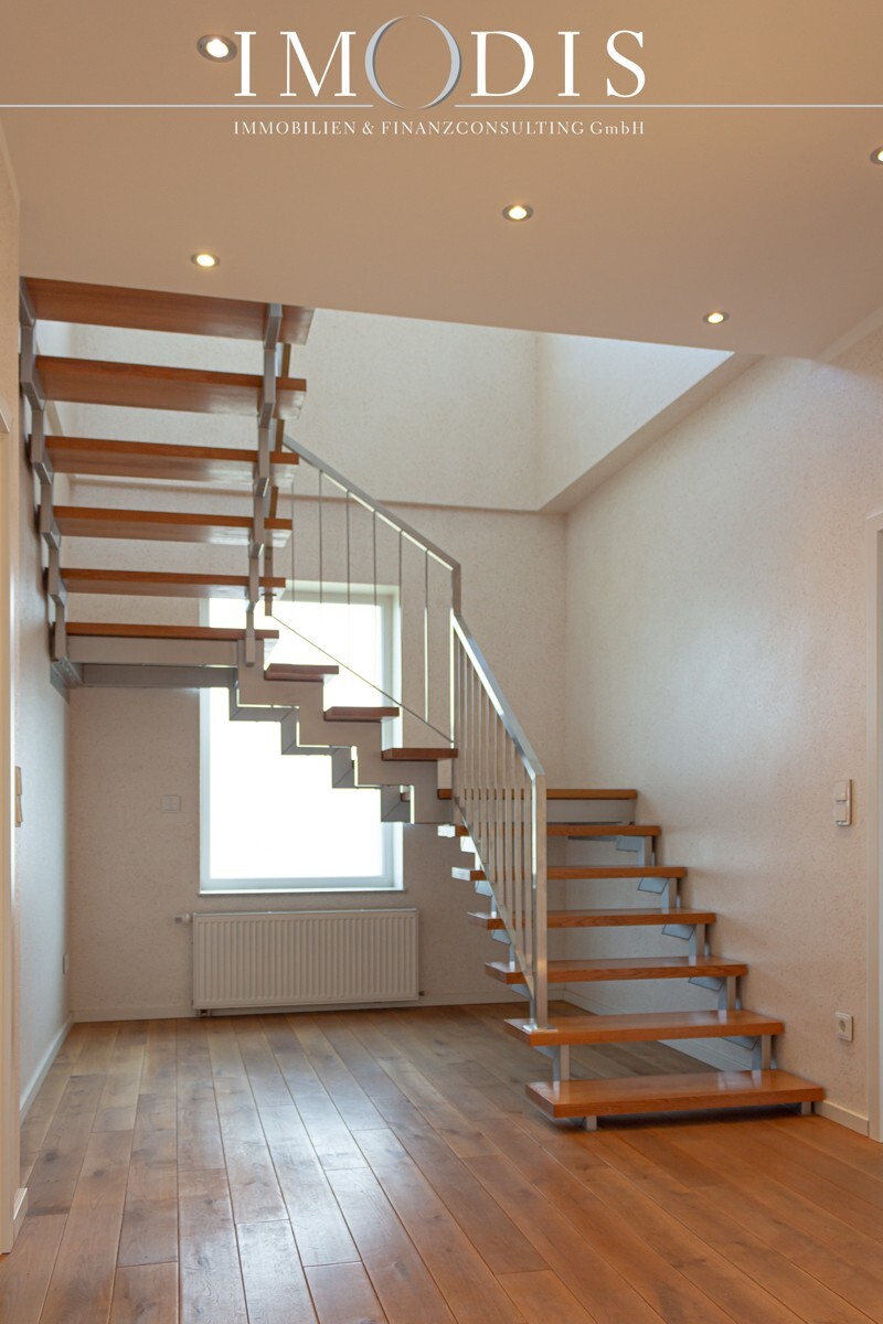 Flur & Treppe zum DG