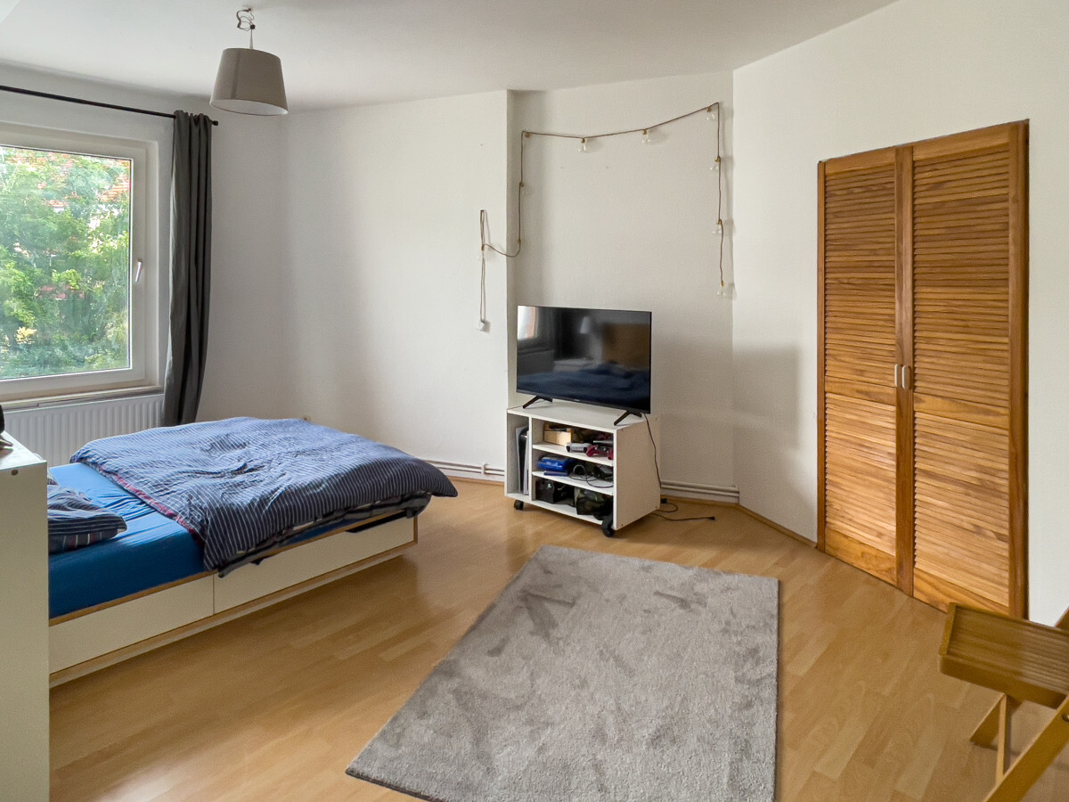 Schlafzimmer mit kl. Ankleide