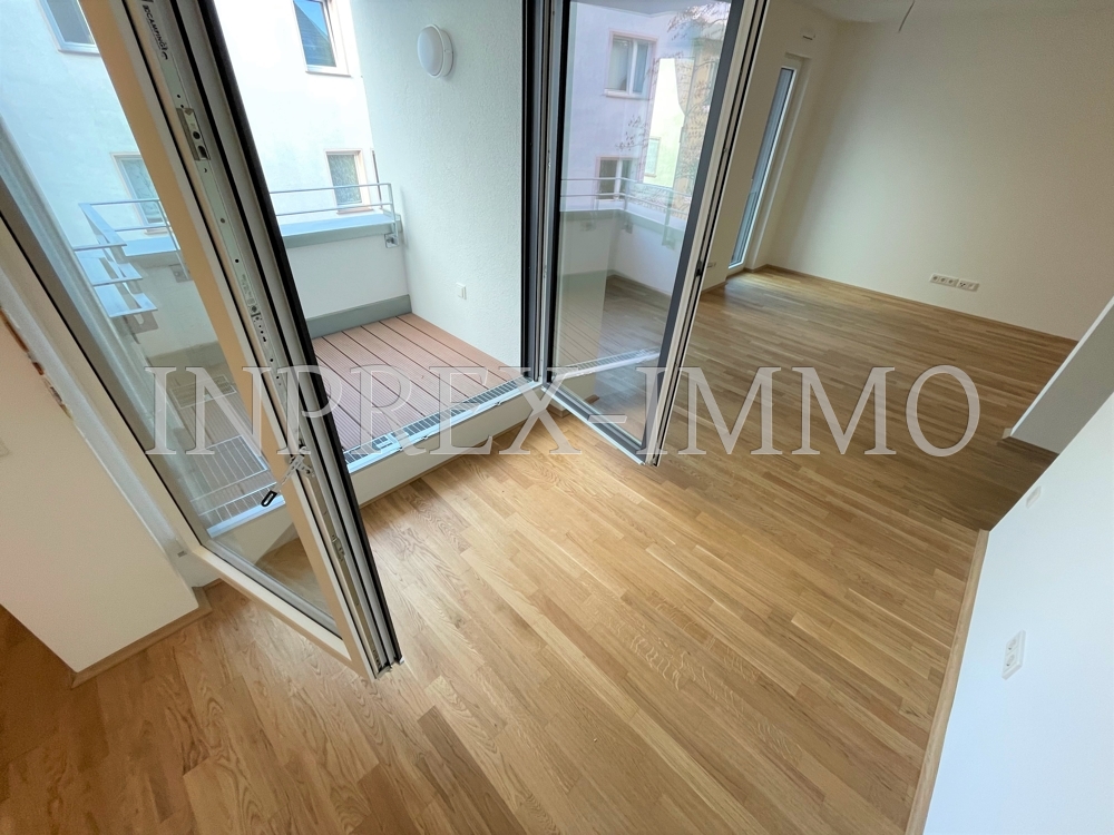 2174 Blick in den Wohnraum - Balkon