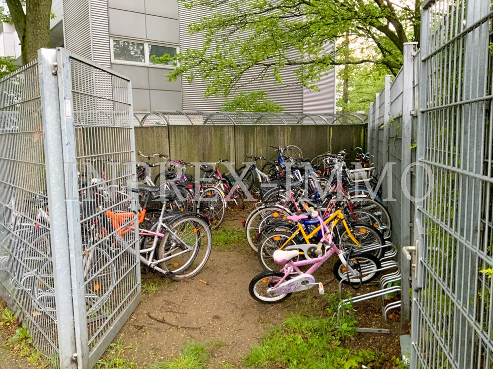 2199 Fahrradabstellbereich neben Haus