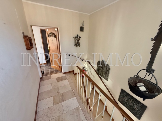 2242-1 Vor der Wohnung