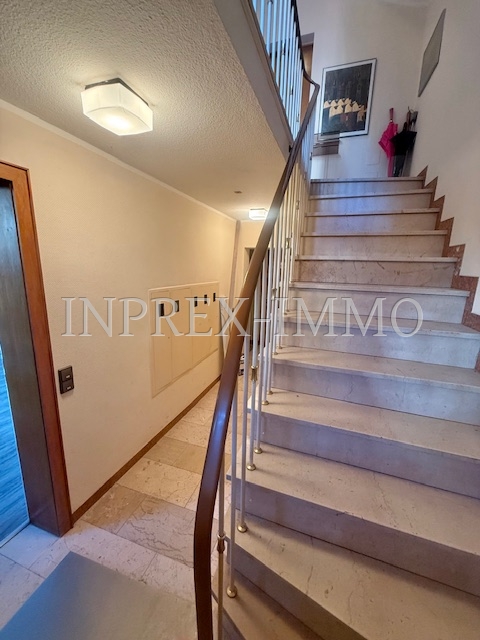 2242-2 Vor der Wohnung - Treppenhaus