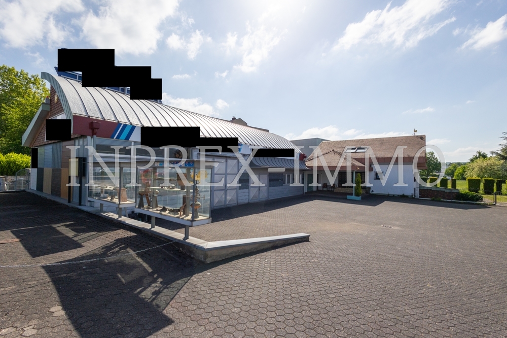 4010 03 Ansicht mit Innenhof und Parkflaeche