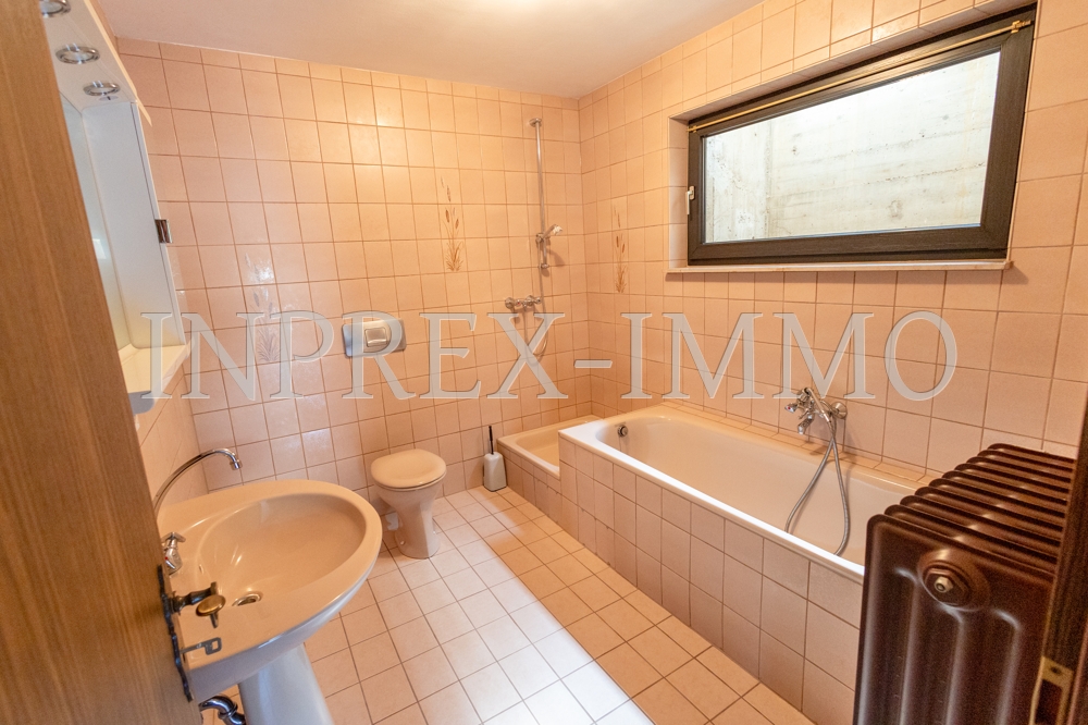 4010 19 Souterrain Grosses Wannen-Duschbad