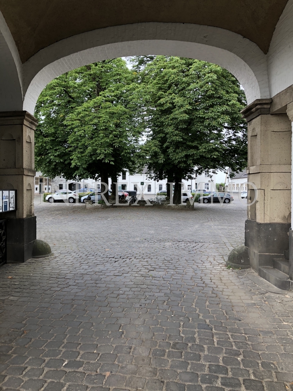 4008 Einfahrt - Blick auf Innenhof