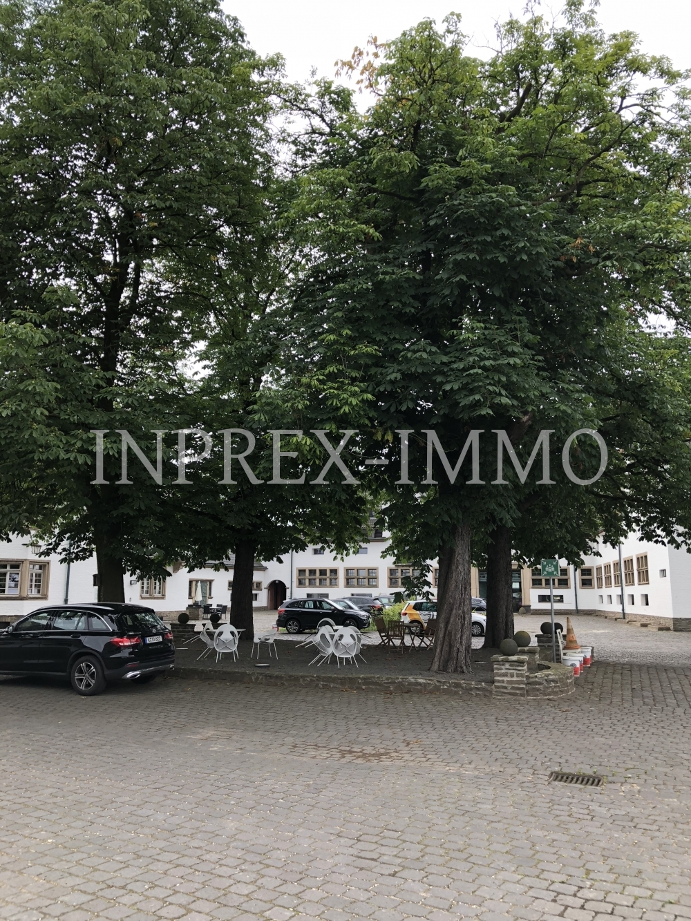 4008 Sitzgelegenheit Innenhof unter Bäumen 1