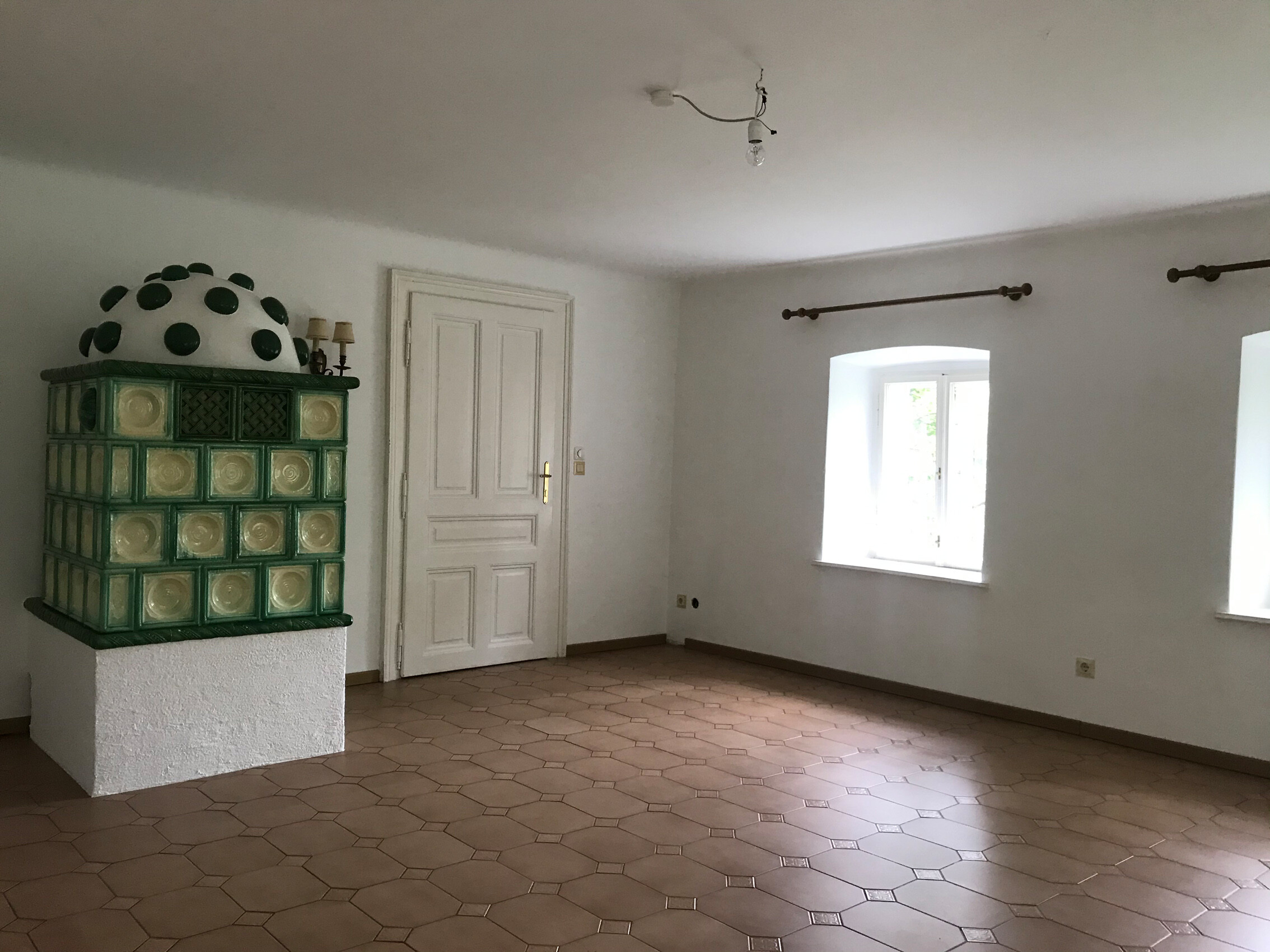 Stube Wohnraum neben Küche  mit Kachelofen 