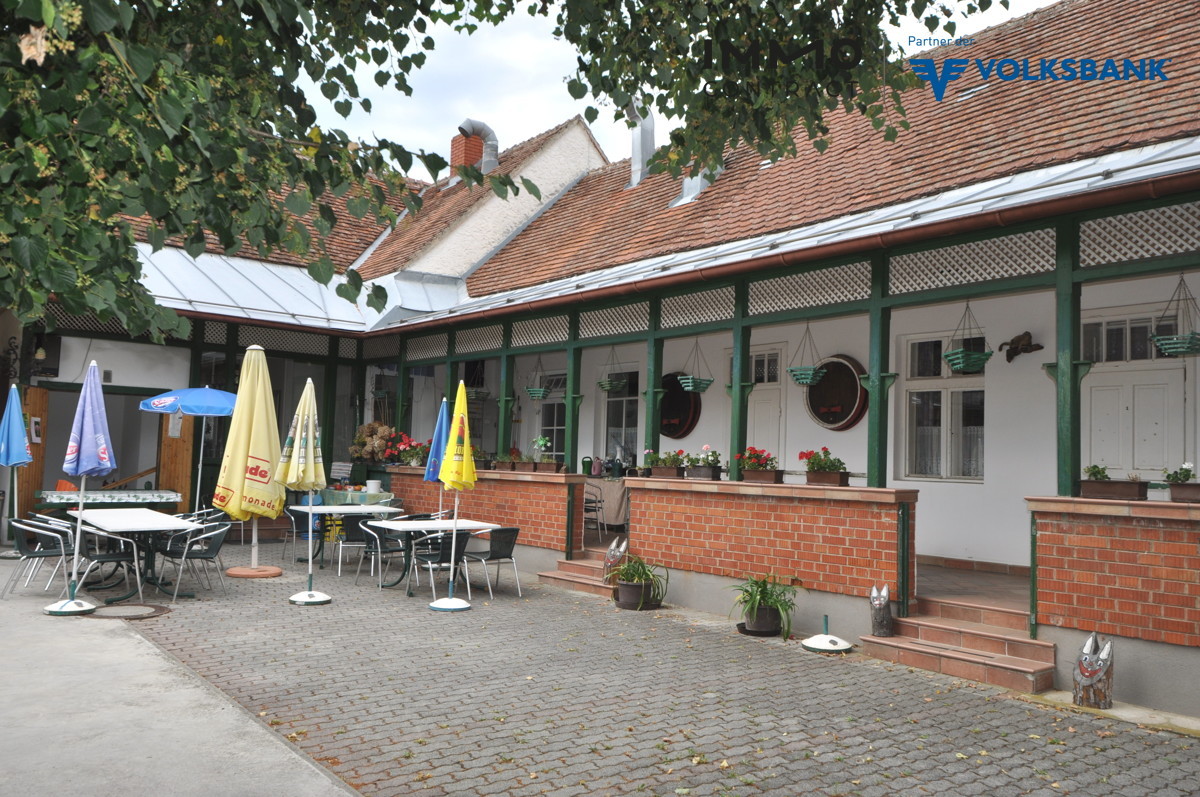 Gastgarten und Veranda mit den Zugängen zu den Gästezimmern