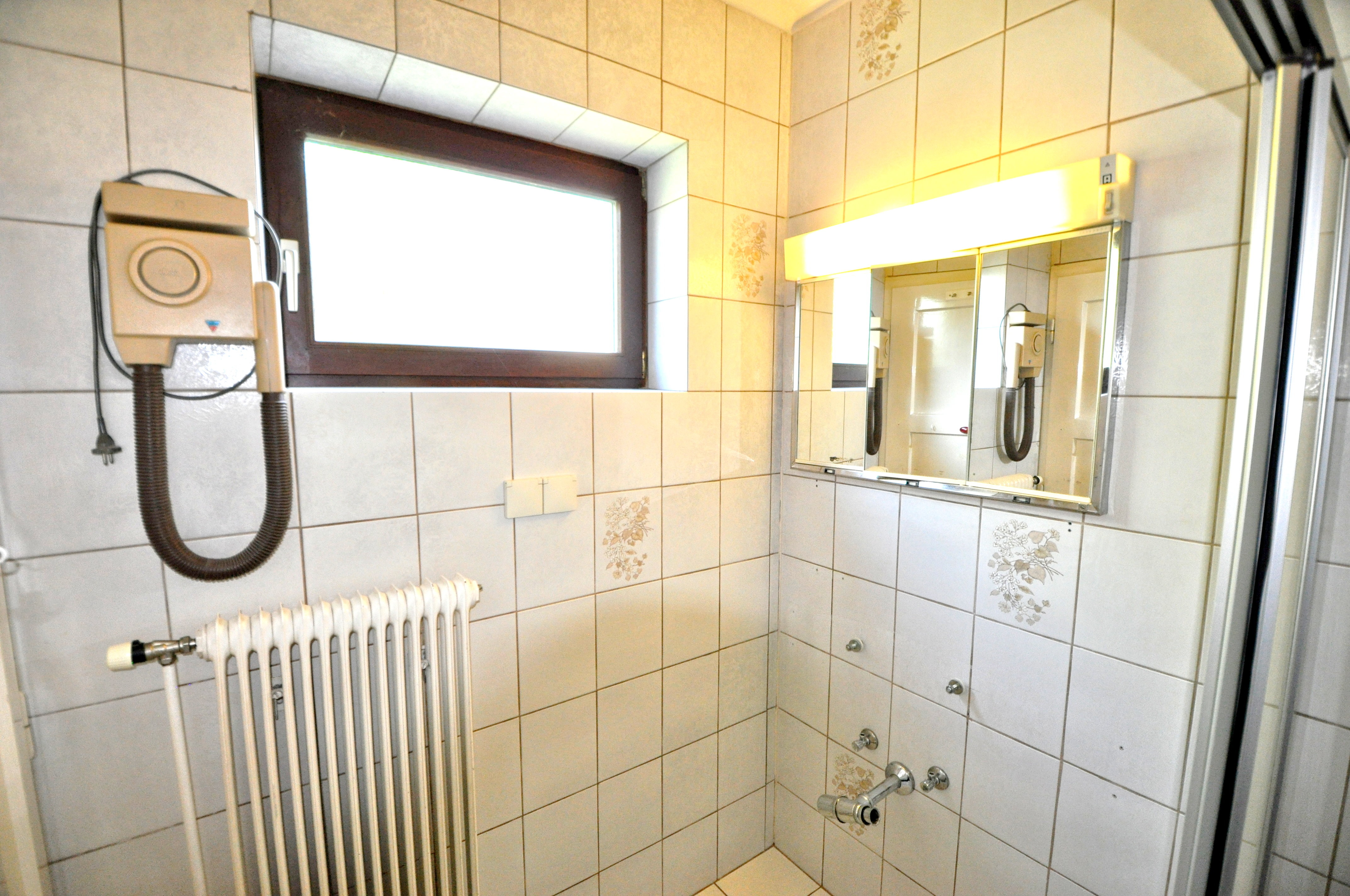 Badezimmer mit Fenster im EG Wohneinheit 1