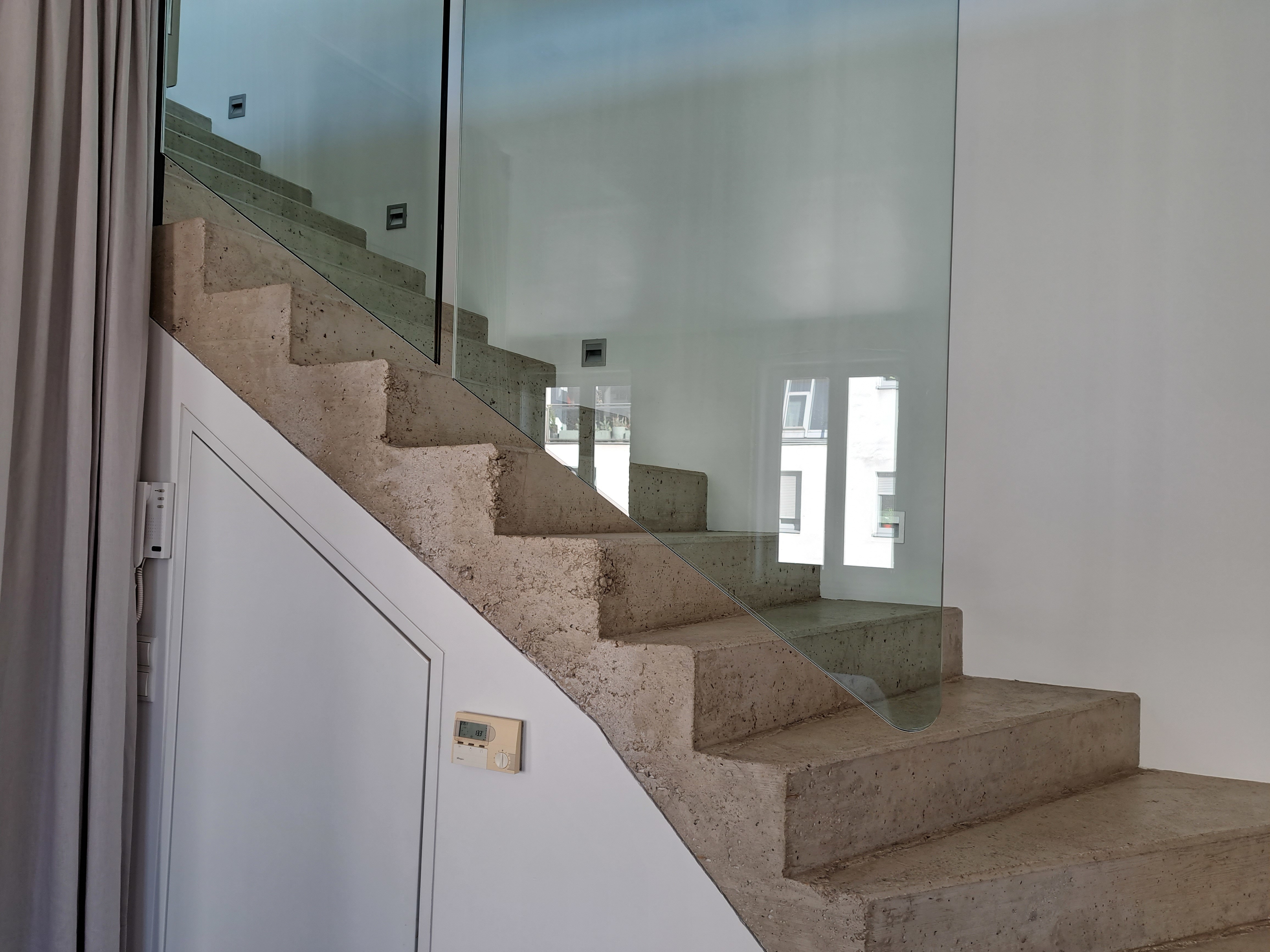 Moderne Treppe in den Privatbereich