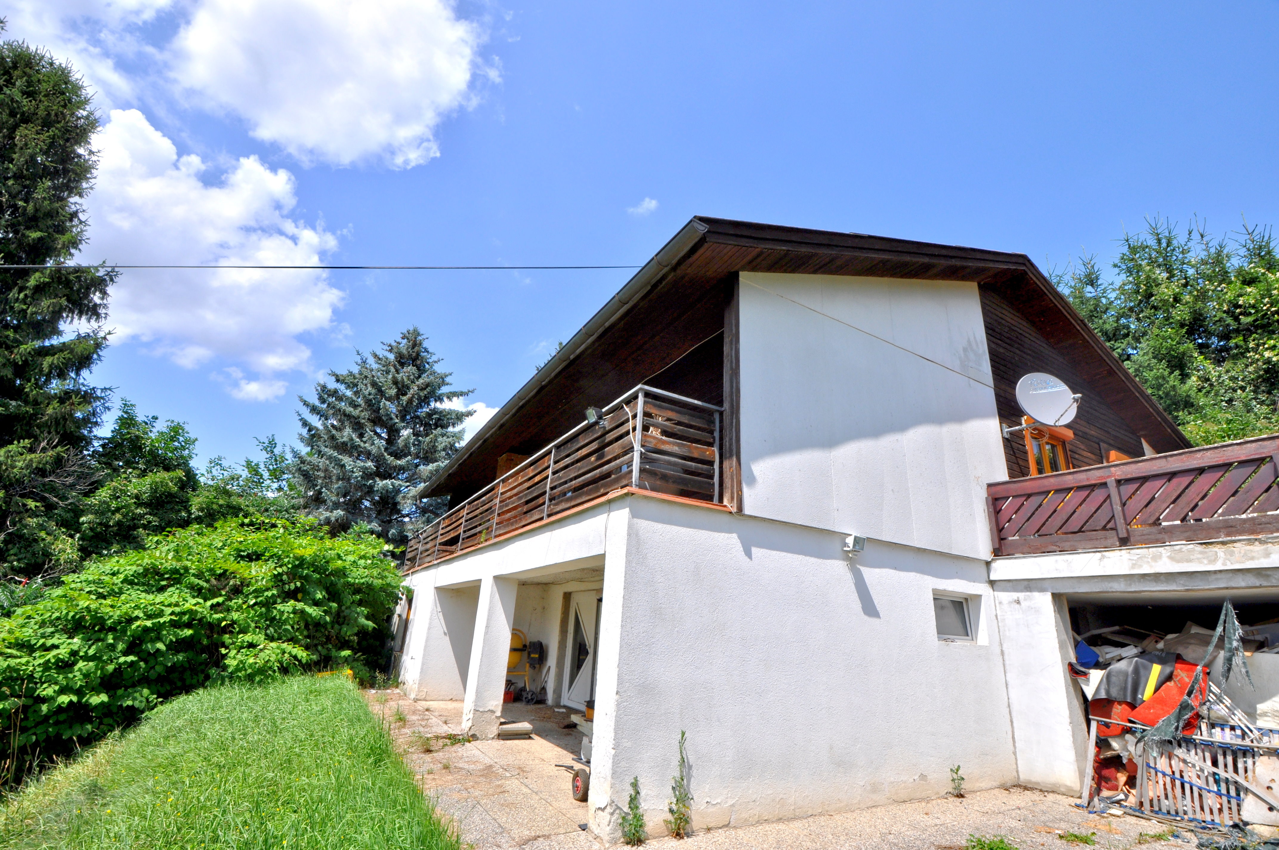 Blick auf das Haus und großem Balkon