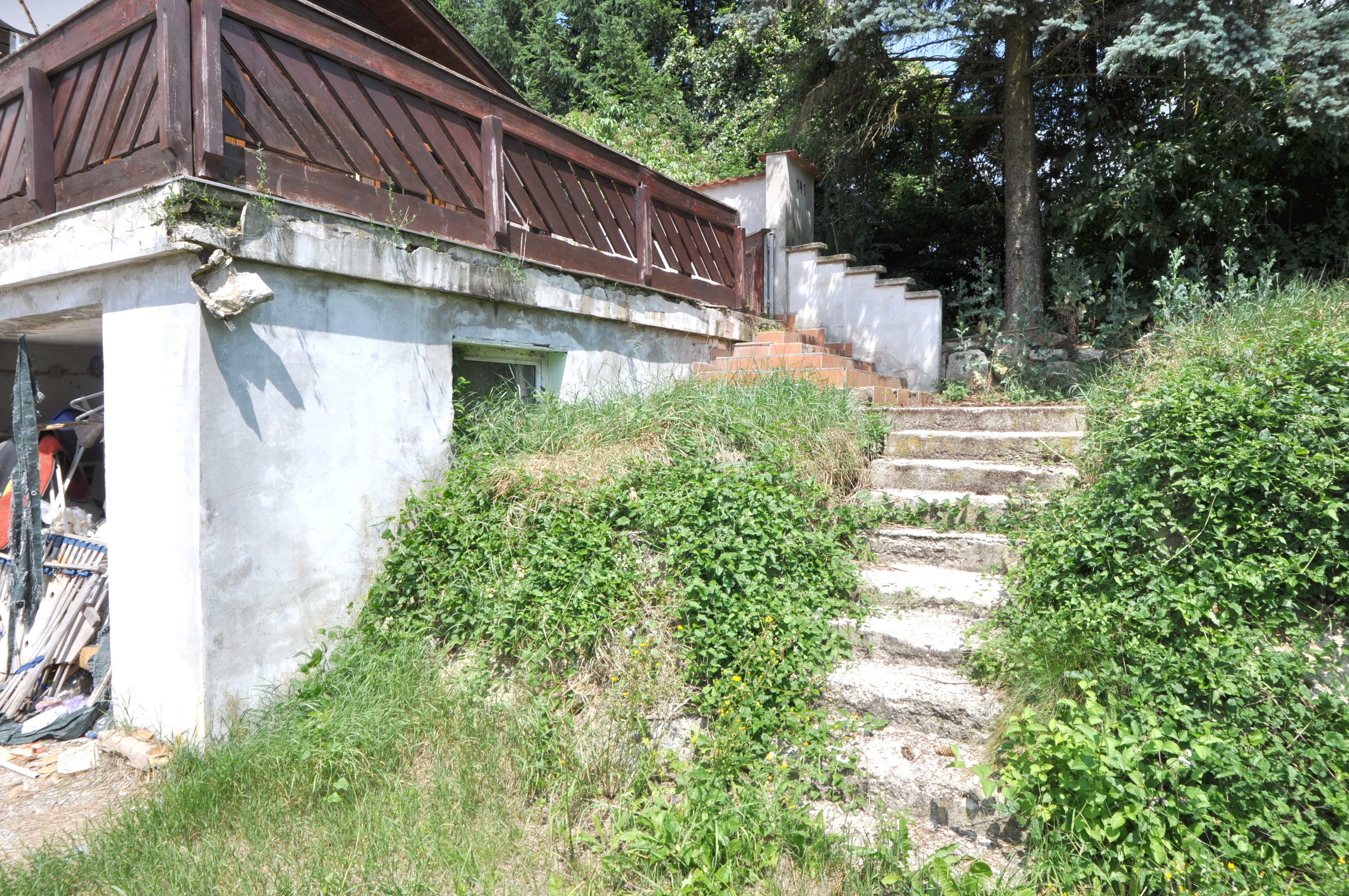 Treppe zur Terrasse und zu einem weiteren Eingang in die Küche