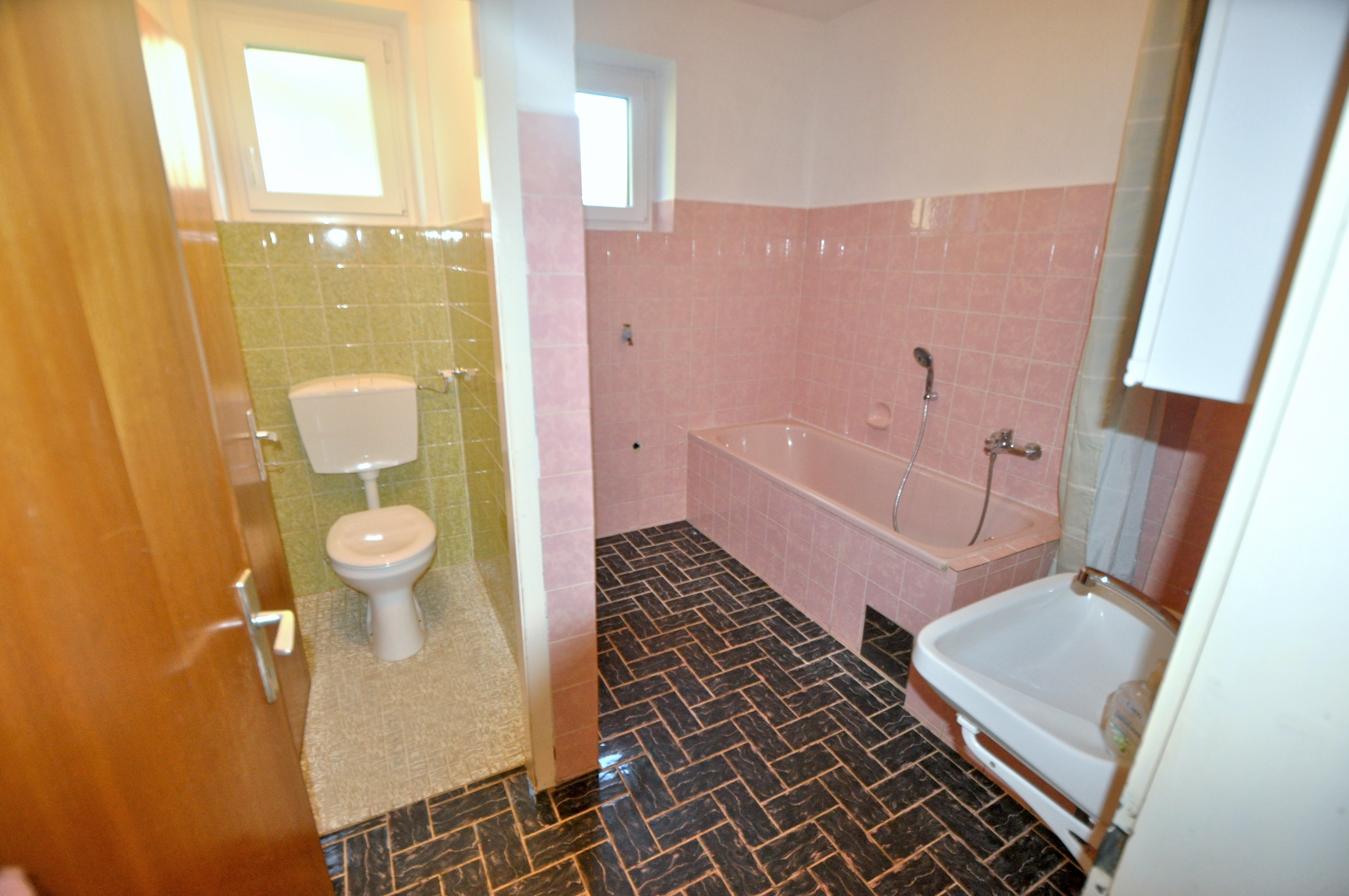 Badezimmer mit Wanne und Dusche sowie WC separat