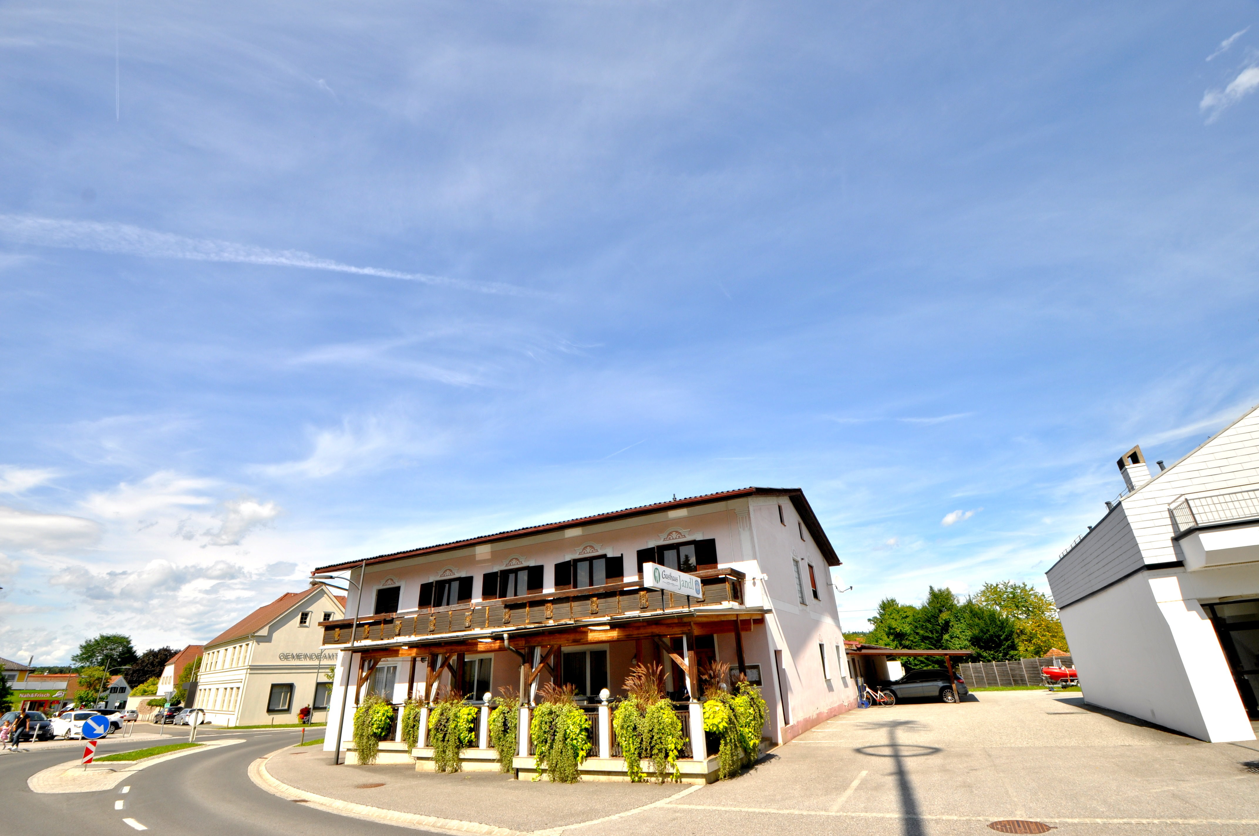 Gasthaus mit großer Terrasse