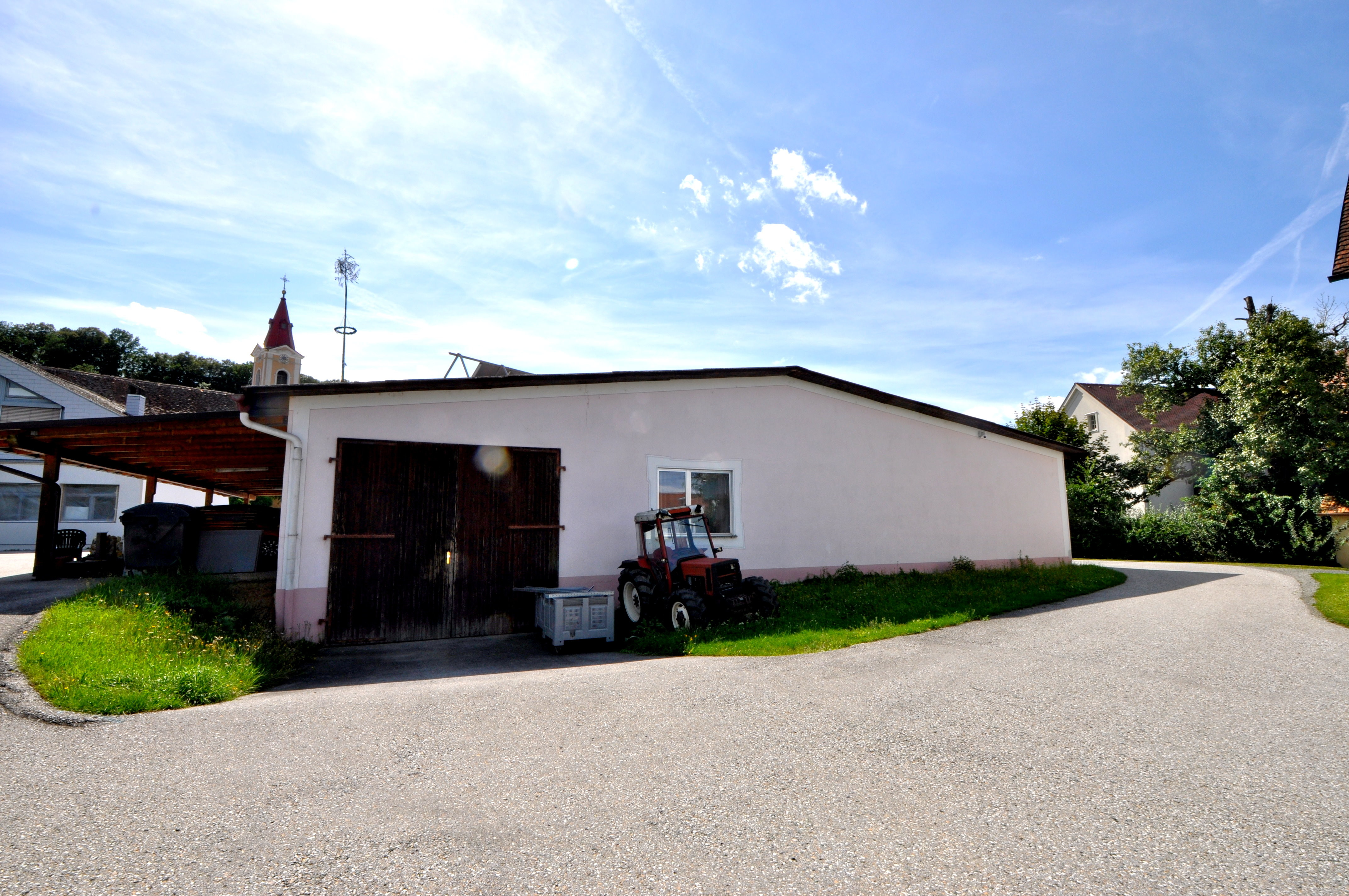 Ausfahrtmöglichkeit vom Parkplatz rund um das Gasthaus