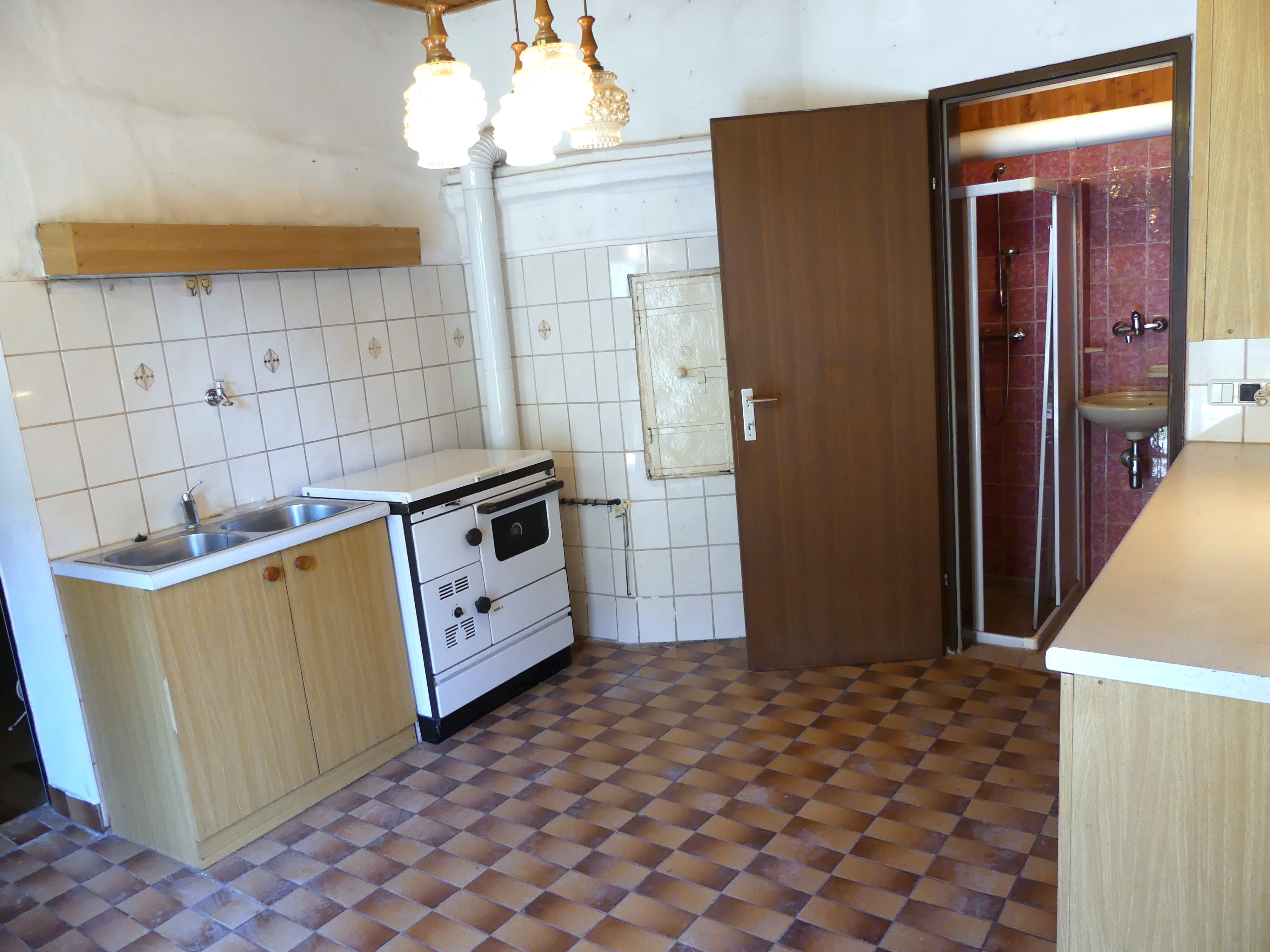Küche mit Blick ins Badezimmer