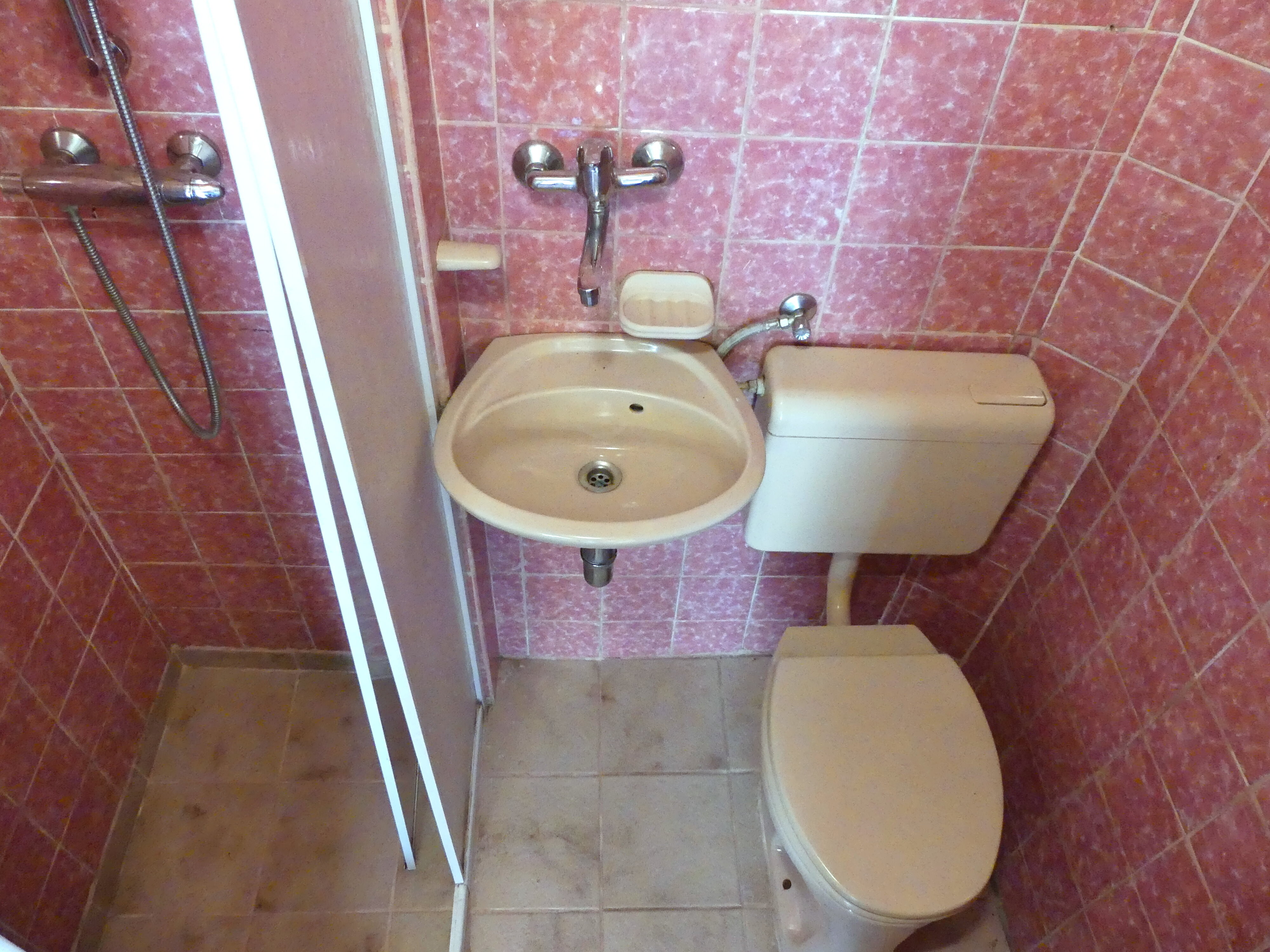 Kleines Bad mit Dusche und WC