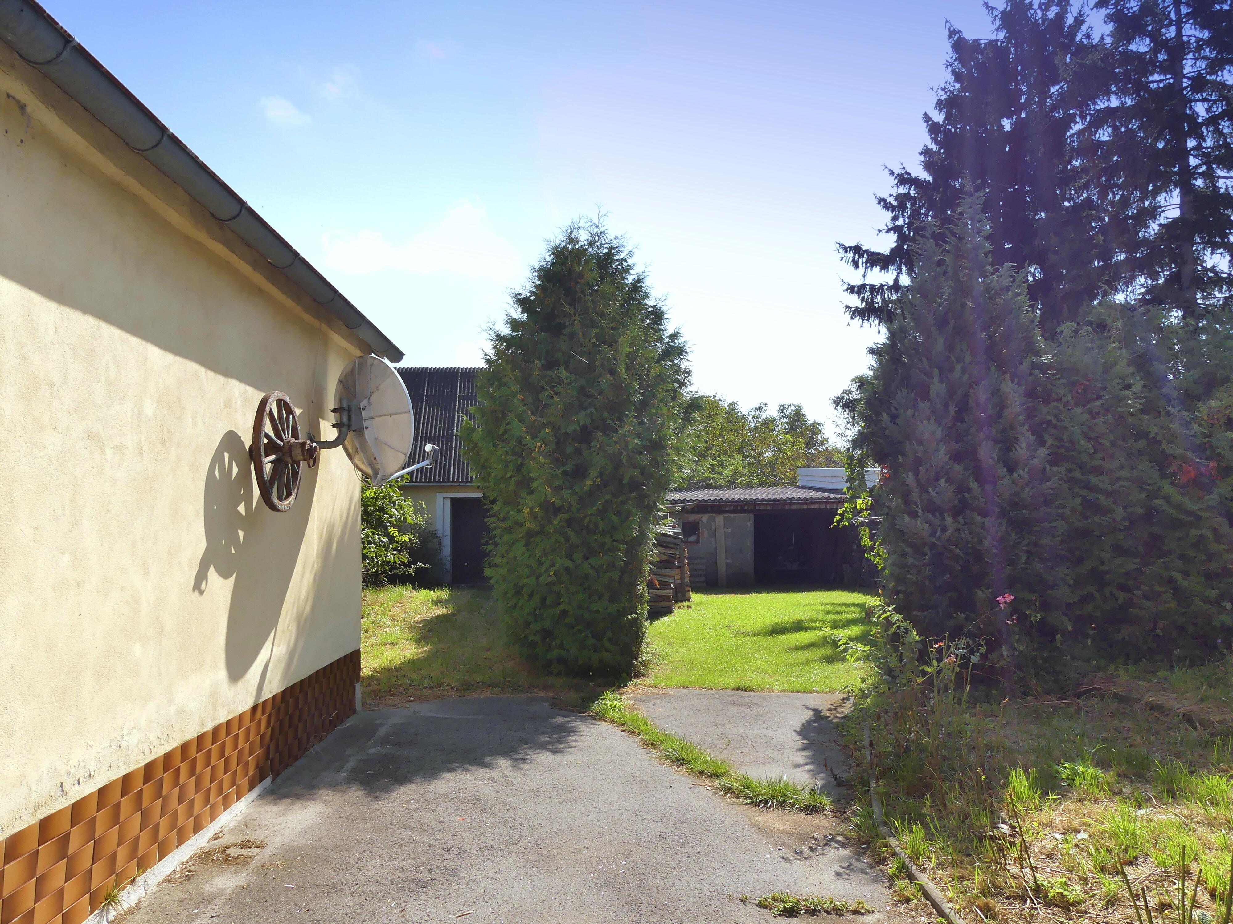 Blick auf beide Garagenzufahrten - Die linke gehört zum Haus