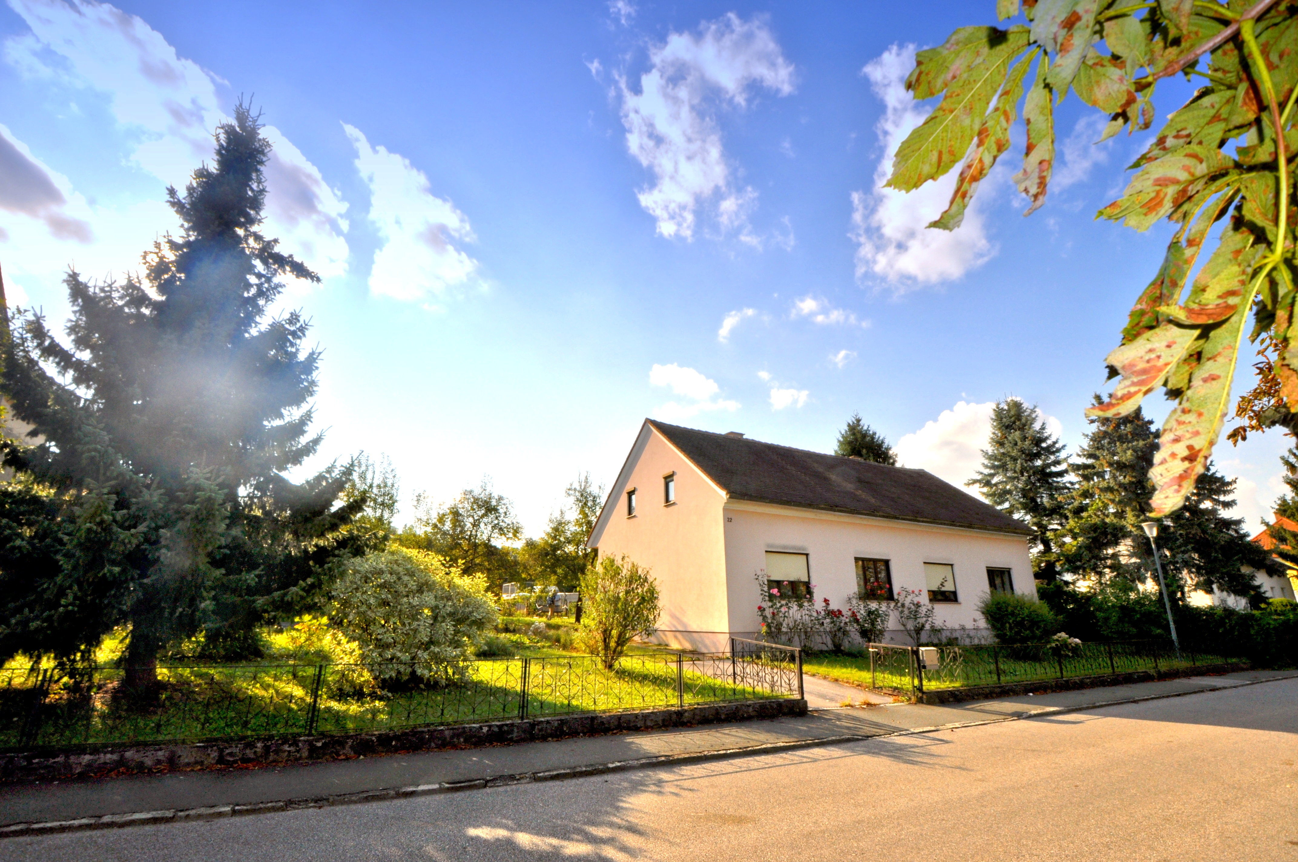 Blick auf das Haus mit Einfahrt