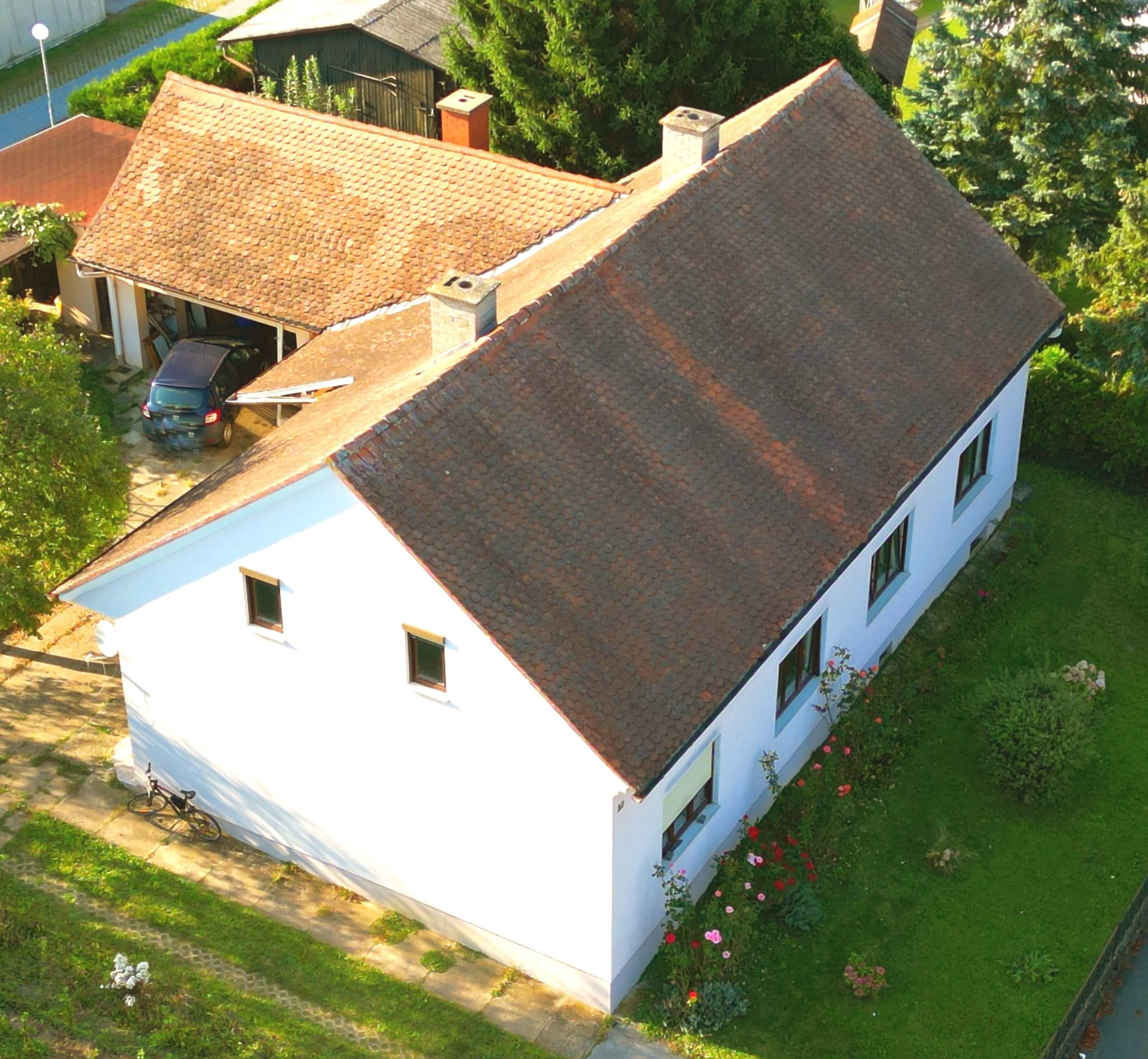 Überblick auf das Haus mit Vorgarten