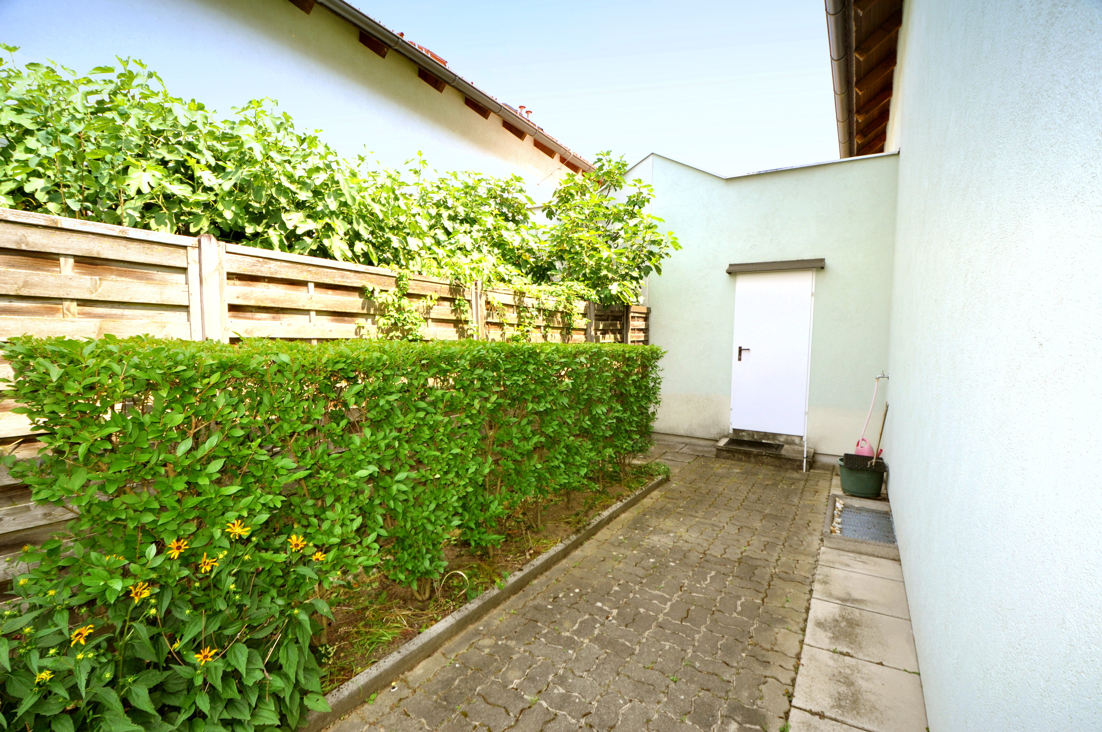 Zugang zur Garage von der Gartenseite