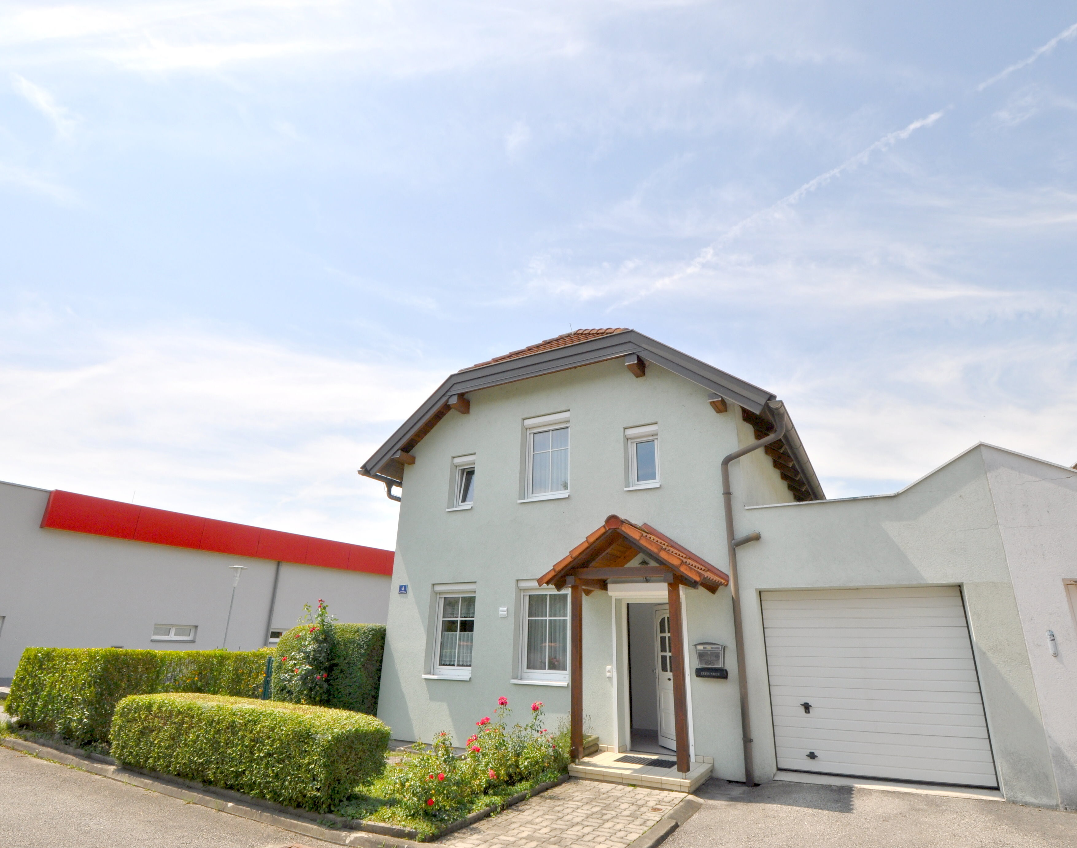 Eingangsbereich und Blick auf die Garage