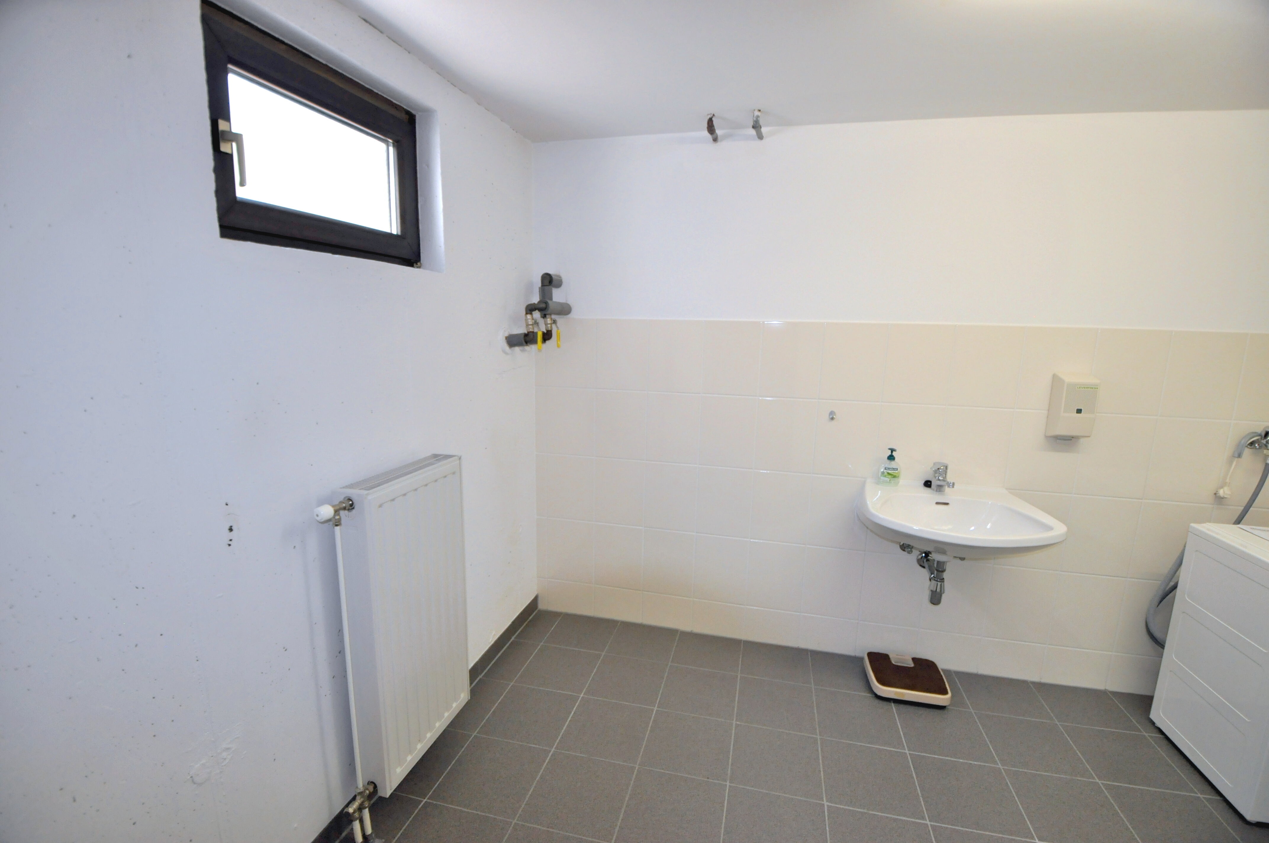 Bügelzimmer mit Fenst im KG