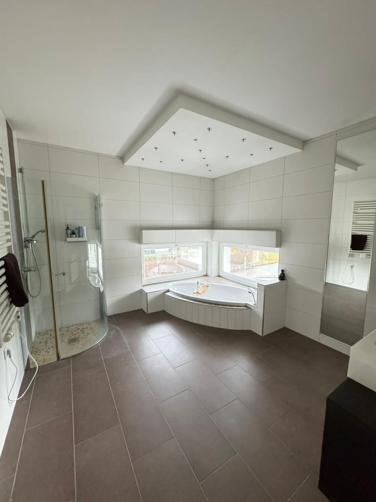 Eckbadewanne mit Weitblick